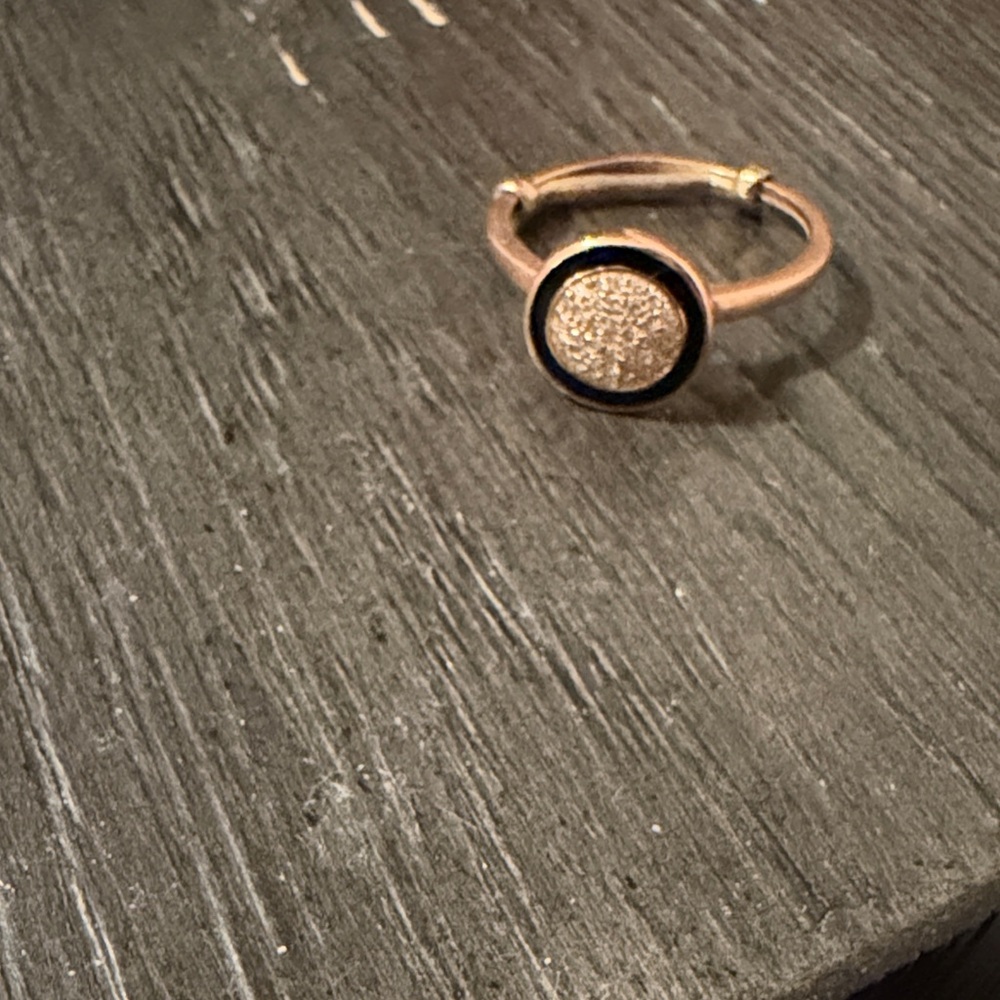 Elegant Gold and Black Women's Ring